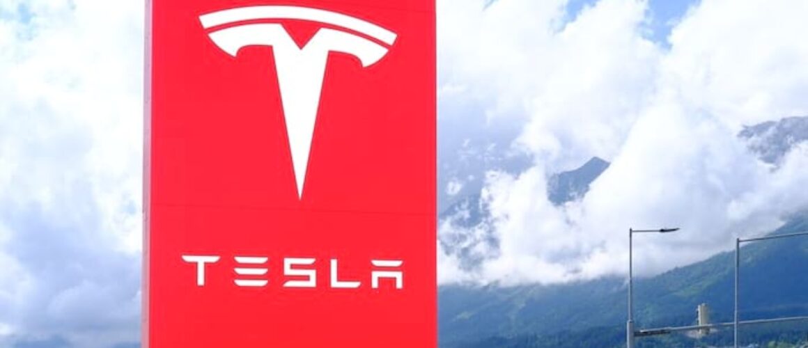 tesla-presenta-il-suo-cybertruck-e-sfida-rivian