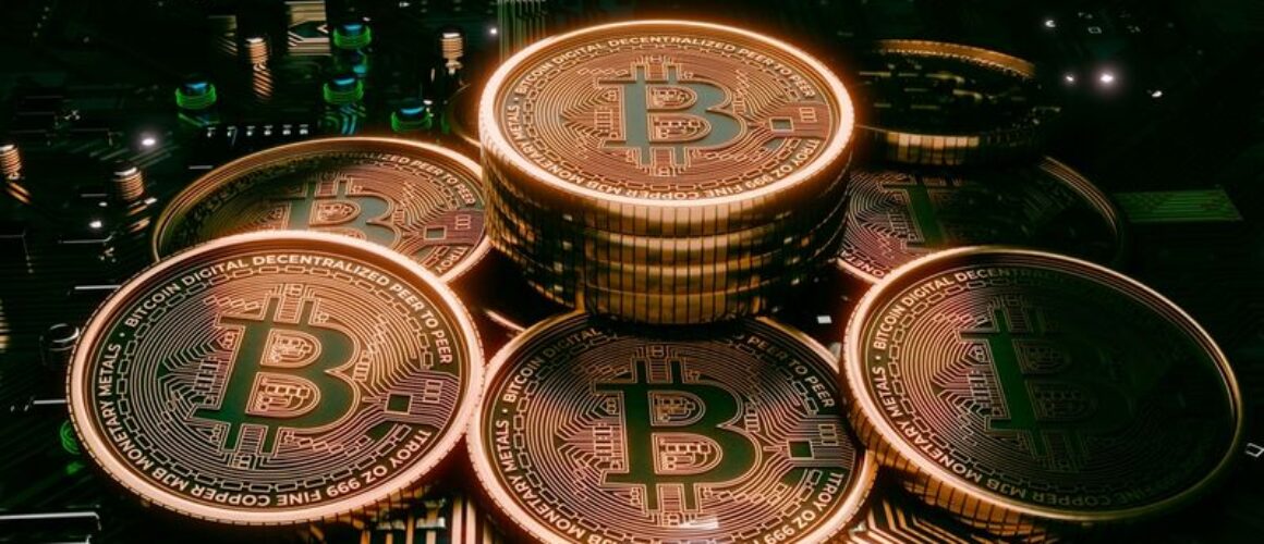 bitcoin-oltre-quota-100-mila-dollari-grazie-a-trump-e-powell